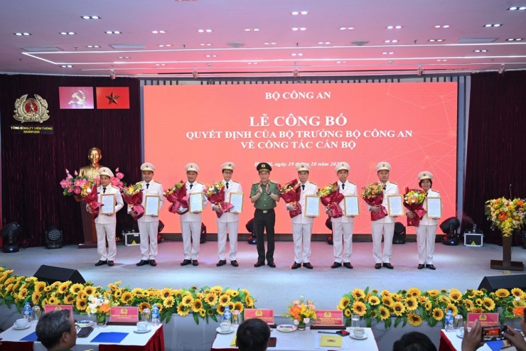 Bộ trưởng Lương Tam Quang trao quyết định tuyển chọn vào lực lượng Công an và phong cấp bậc hàm cho các lãnh đạo chủ chốt MobiFone.