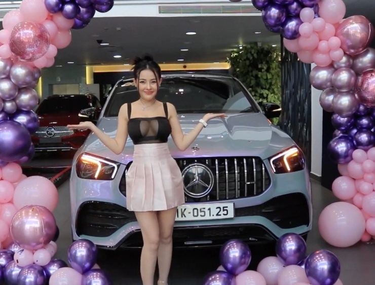 Đặt trong bối cảnh ở Việt Nam với những cái tên thị phi như Hoàng Hường, Ngân 98… hình ảnh giàu có, quyền lực của một số KOL tạo hiệu ứng mạnh, thu hút lượng theo dõi khổng lồ, từ đó mở ra các hợp đồng quảng cáo, bán hàng.