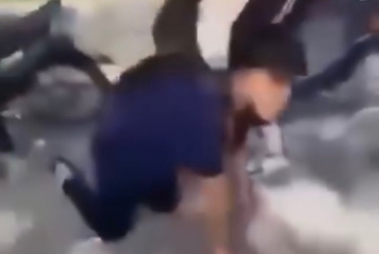 Nam sinh bị nhóm bạn bắt bò đi liếm biển số xe máy.