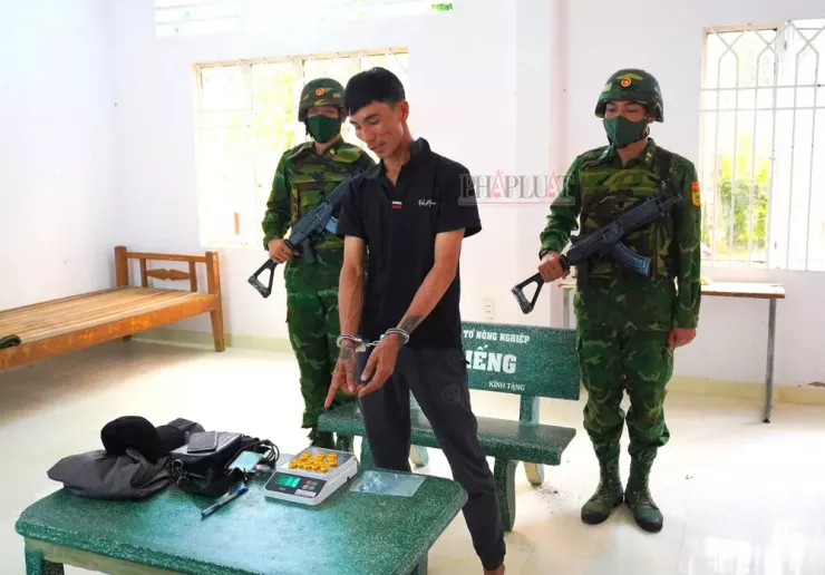 Trần Đình Sâm bị bắt giữ cùng 16 khoanh vàng tại Đồn Biên phòng cửa khẩu Mỹ Quý Tây. Ảnh: BPMQT