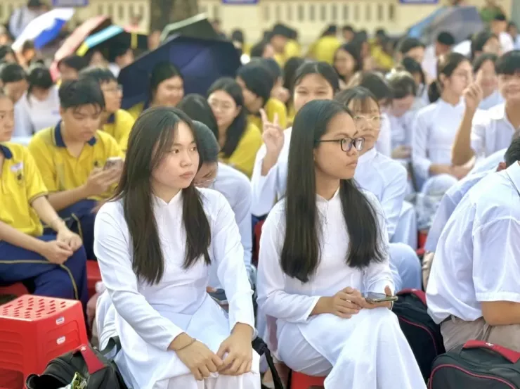 Học sinh lắng nghe chia sẻ của các chuyên gia. Ảnh: HN