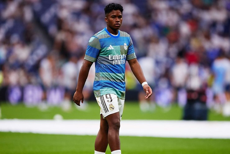 Real Madrid có biến: Endrick nổi giận đá chai nước vì không được thi đấu