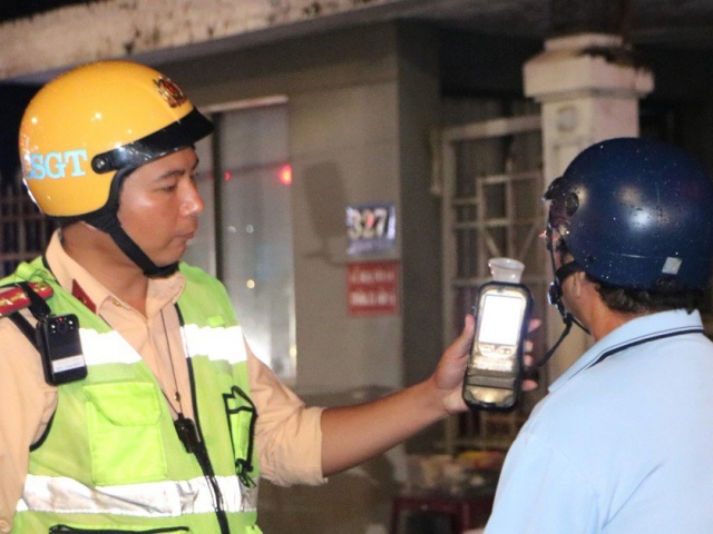Sau bữa cơm tối kèm 2 lon bia, một công nhân bị phạt khi đo nồng độ cồn