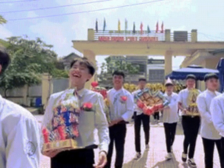 Dàn nam sinh ‘bê tráp’ tặng quà ngày 20/10 cho cô giáo và các bạn nữ gây 'sốt'