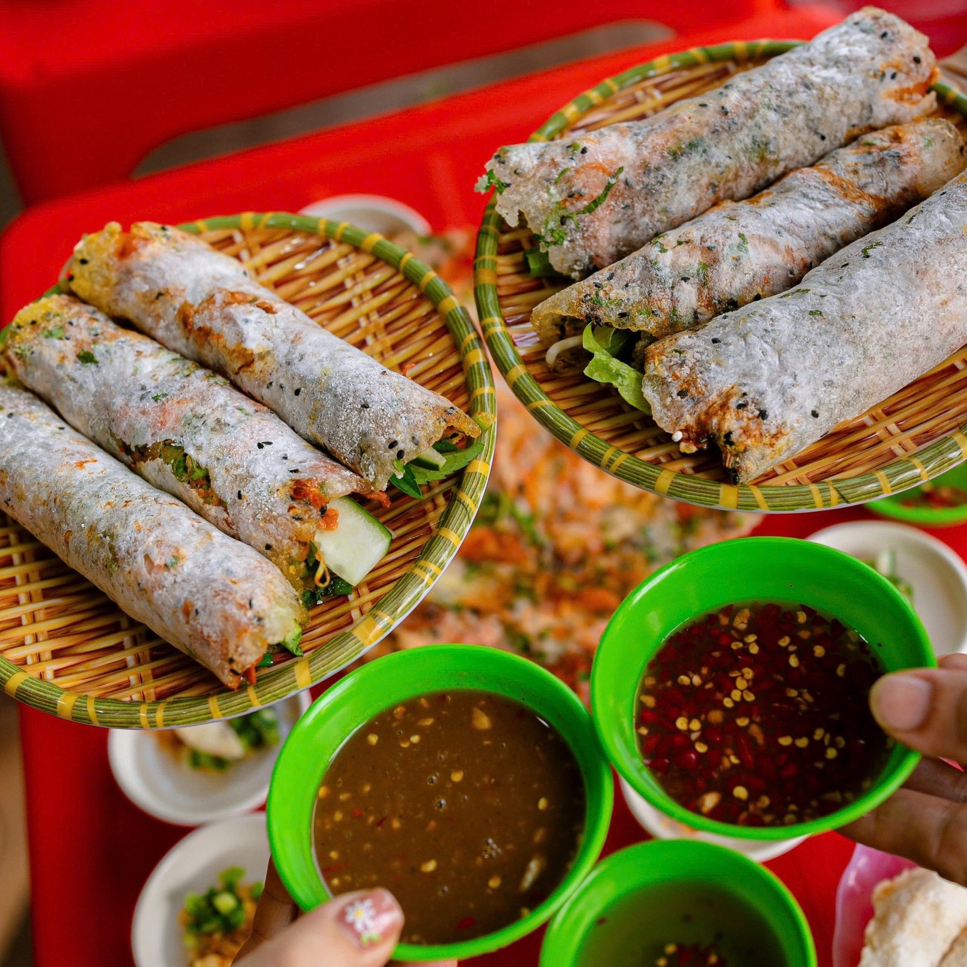 Bánh ép là món đặc sản của Huế với giá rẻ, chỉ 3.000-5.000 đồng/chiếc. Ảnh: Bánh ép Huế
