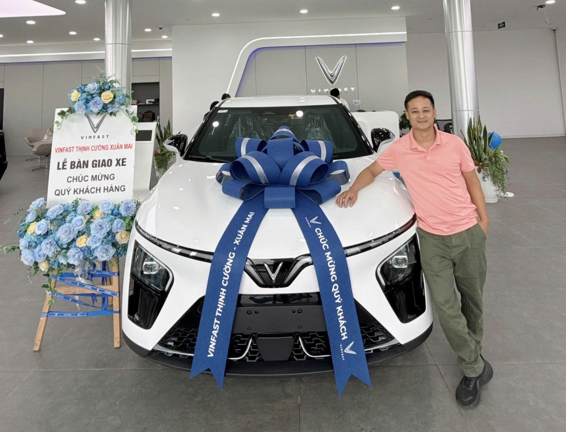 Anh Luận trong ngày nhận bàn giao chiếc VF 7.