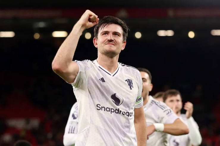 Harry Maguire là món quà bất ngờ Amorim dành tặng cho Arne Slot