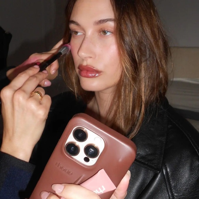 Hailey Bieber là chủ thương hiệu làm đẹp Rhode Beauty.