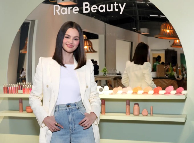 Selena Gomez khẳng định cô và Hailey có chỗ đứng riêng, không cạnh tranh, hiềm khích.