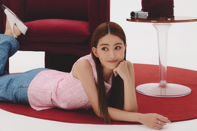 Côn Lăng thường được nhận xét trông không hề giống bà mẹ ba con mà sắc vóc chỉ như chị gái lớn trong nhà.