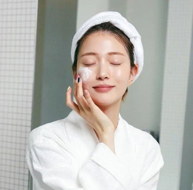 Dưỡng ẩm sâu giúp làn da luôn căng bóng, khỏe mạnh (Ảnh minh họa)