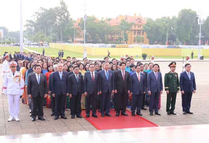 Đại biểu Quốc hội khóa 15 viếng Chủ tịch Hồ Chí Minh trước phiên khai mạc. Ảnh: Hoàng Phong