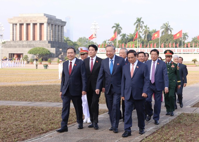 Tổng Bí thư Tô Lâm, Chủ tịch nước Lương Cường, Thủ tướng Phạm Minh Chính, Chủ tịch Quốc hội Trần Thanh Mẫn cùng các đại biểu sau khi vào Lăng viếng Chủ tịch Hồ Chí Minh. Ảnh: Hoàng Phong