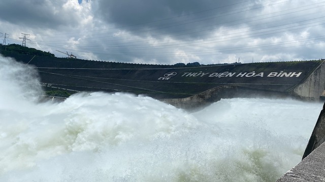 Mở 1 cửa xả đáy hồ thủy điện Hòa Bình vào hồi 11h ngày 20/10.