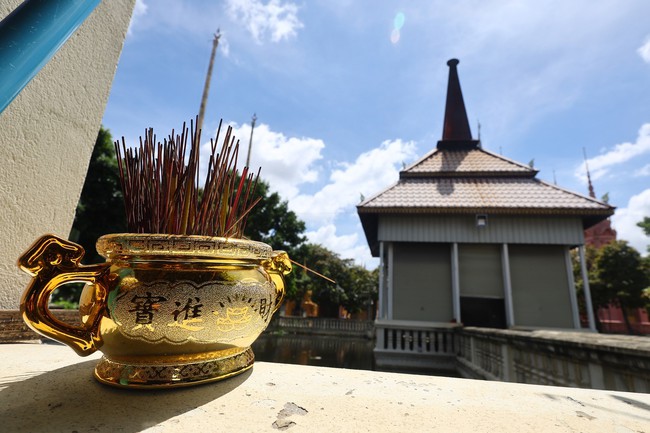 Chùa Tuek Thla ở thủ đô Phnom Penh - Campuchia, nơi thi thể của một người Hàn Quốc 22 tuổi — được cho là đã chết do bị tra tấn trong một khu lừa đảo ở Campuchia — đang được lưu giữ trước khi tiến hành khám nghiệm tử thi chung. Ảnh: Yonhap