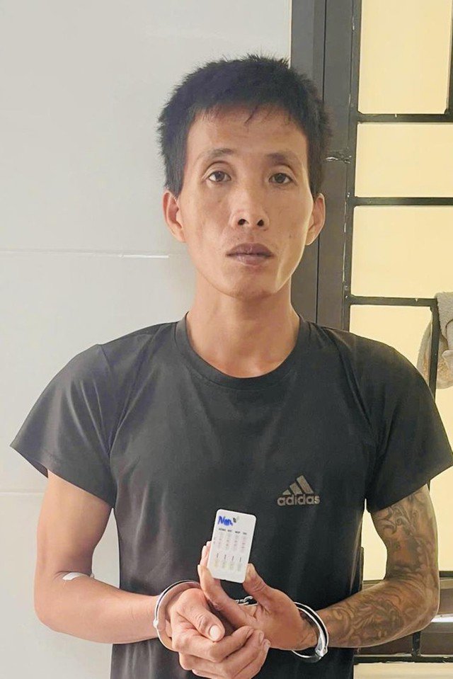 Nguyễn Văn Nam (SN 1994, trú thôn Kỳ Tây, xã Cổ Đạm) – người đàn ông nghi bạo hành con riêng của vợ, bị công an bắt giữ. Ảnh: CAHT.