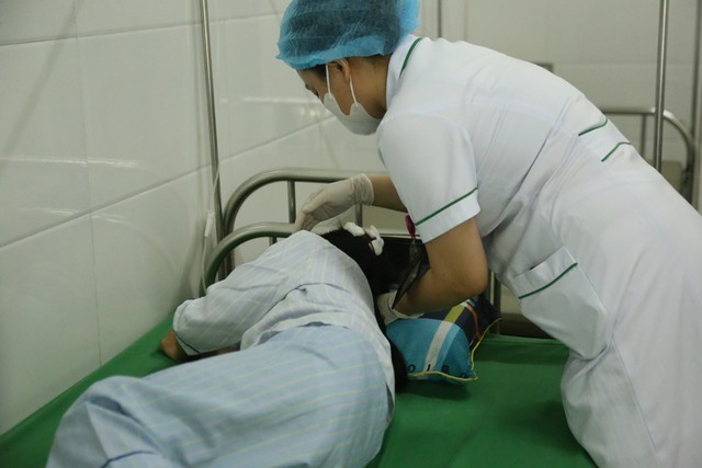 Các y, bác sĩ chăm sóc cho cháu bé.