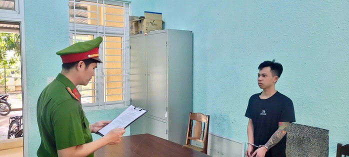 Các đối tượng mang theo dao, xông vào phòng trọ chém nhiều người bị thương