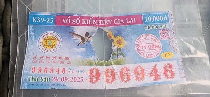 Tờ vé số trúng 2 tỉ đồng giải đặc biệt nhưng bị rách ở giữa.