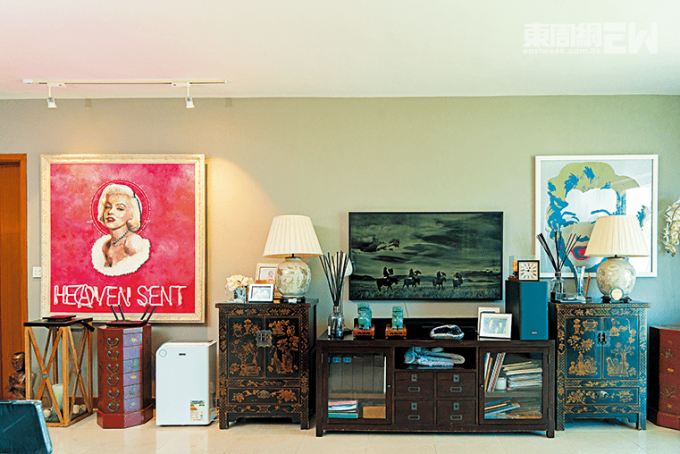 Hà Gia Hoa khoe không gian phòng khách chính. Cô tiết lộ: 'Đồ decor trong nhà đều là những món tôi yêu thích, gồm rất nhiều nội thất cổ Trung Hoa, đồ trang trí hình voi, tranh Marilyn Monroe, cây đàn guitar có chữ ký của một ban nhạc rock thập niên 1970 tôi mua được trong một cuộc đấu giá từ thiện'. DJ tiết lộ ngôi nhà có không gian và view tuyệt đẹp, là một nơi sống hạnh phúc và thoải mái.