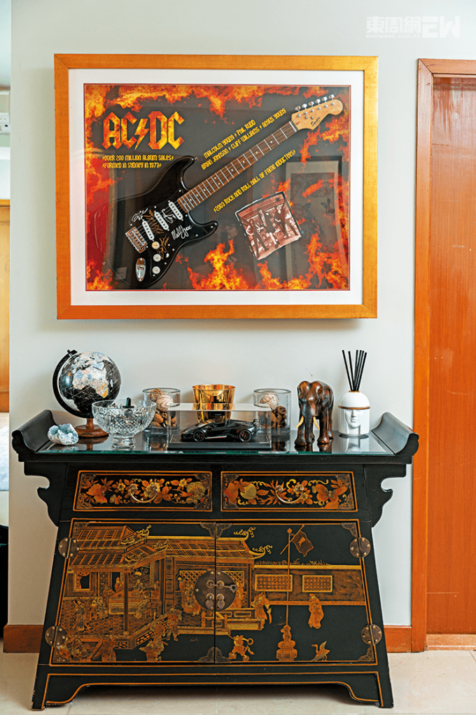 Trong nhà có nhiều đồ trang trí hình voi xuất hiện. Hà Gia Hoa giải thích: 'Voi có bản tính hiền lành nên tôi đã yêu thích chúng từ khi còn bé. Tôi đã đến Thái Lan và mua rất nhiều đồ trang trí hình voi với nhiều hình dạng khác nhau. Tôi cũng thấy một bức tượng Ganesha rất uy nghiêm, nên tôi đã mang một bức về', cô kể.