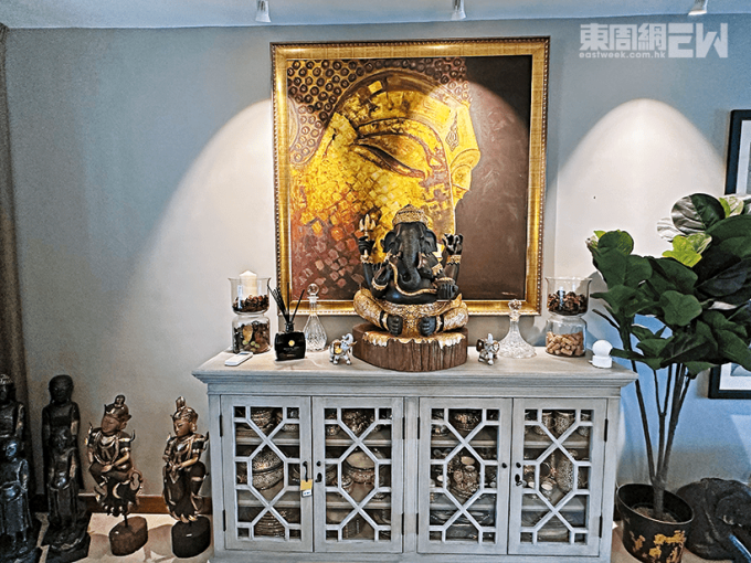Ở một góc của ngôi nhà, cô đặt bàn thờ thần voi Ấn Độ, tượng trưng cho sự giàu có, trí tuệ, quyền lực và sức khỏe, cũng như một bức tranh Phật Bà Quan Âm bằng vàng.