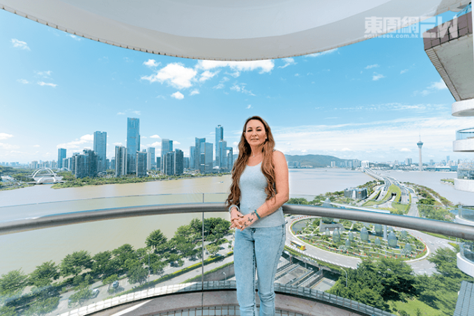 Từ ban công, có thể thấy Khu Phát triển Mới Hoành Cầm của Chu Hải; tháp Macau, bên phải là cầu Sai Van nối với bán đảo Macau, giao thông thuận tiện.