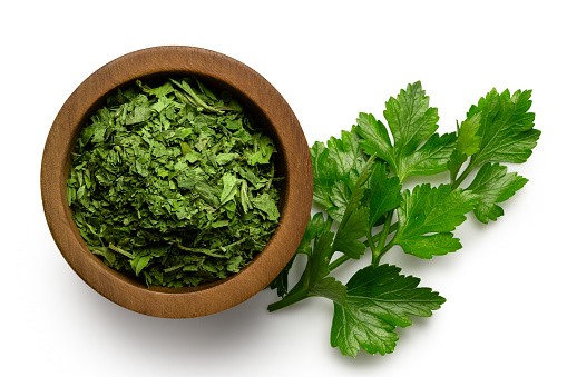 Rau mùi tây, hay còn gọi là Parsley khá phổ biến khi chế biến các món ăn Châu Âu.