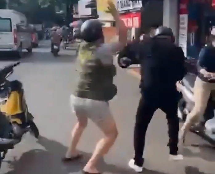 Vừa đánh người tới tấp, người đàn ông vừa đe dọa: "Mày biết tao là ai không?"