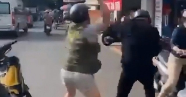 Đánh người tới tấp rồi đe dọa: "Mày biết tao là...