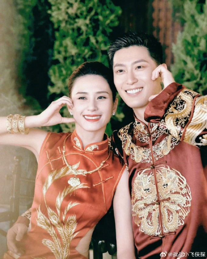 Đậu Kiêu và Hà Siêu Liên trong ngày cưới. Ảnh: Weibo.