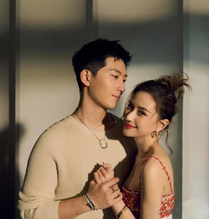 Đậu Kiêu cầu hôn Hà Siêu Liên. Video: Weibo