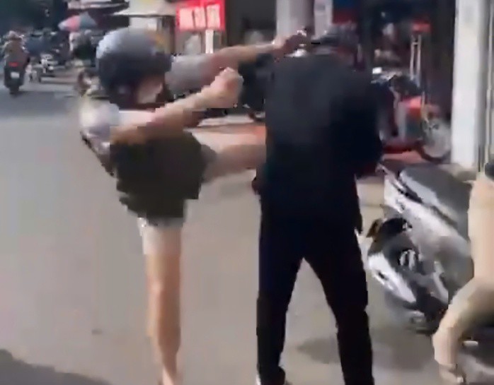 Người đàn ông vừa đánh người vừa nói: Mày biết tao là ai không? Người đàn ông vừa đánh người vừa nói: Mày biết tao là ai không?