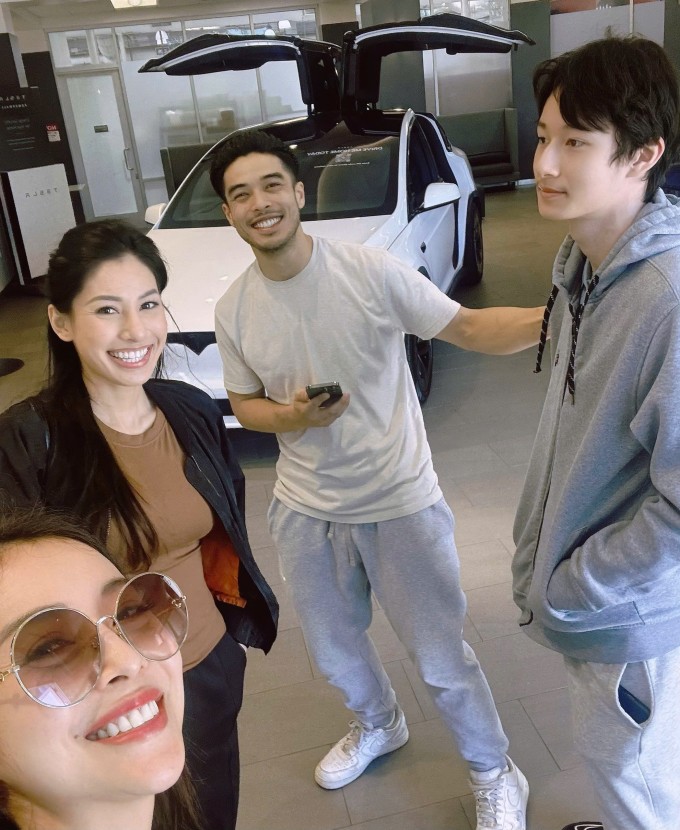 Jennifer Phạm cùng em trai, em gái đưa Bảo Nam đi mua xe.