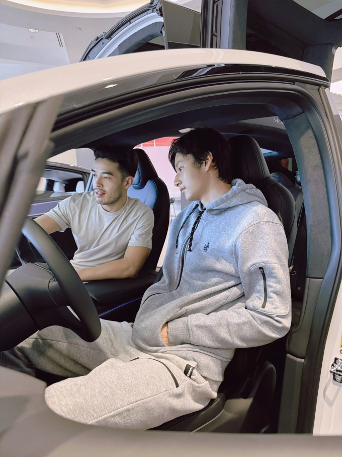 Bảo Nam cùng cậu ruột xem xét chiếc xe mới mua.
