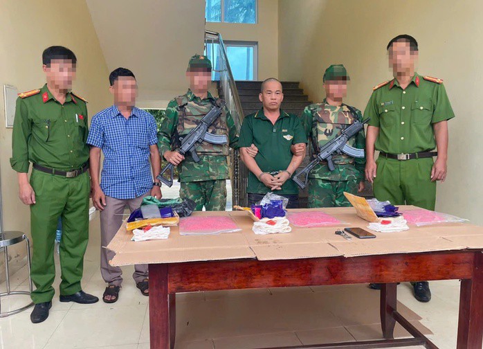 Lực lượng chức năng vây bắt thành công đối tượng Nguyễn Ngọc Lân, vận chuyển 18.000 viên ma tuý. Ảnh: Hoài Nam
