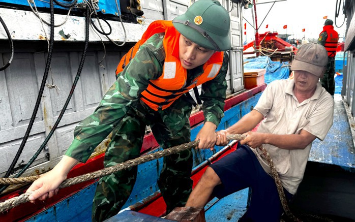 Bộ đội Biên phòng Lý Sơn giúp dân neo đậu tàu thuyền tránh bão
