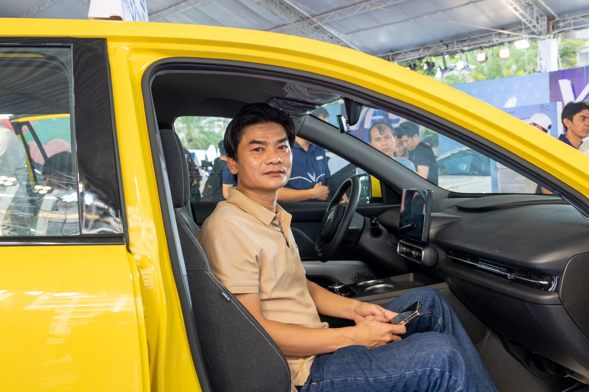 Anh Cao Trung Cường (TP HCM) đánh giá Limo Green có lợi thế hơn so với các mẫu MPV về tiết kiệm chi phí.