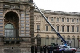 Trộm đột nhập Bảo tàng Louvre, lấy hàng loạt món đồ 'vô giá' chỉ trong 7 phút