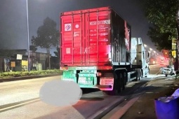 Vừa dừng lề đường mua cà phê, tài xế tá hỏa phát hiện người chết sau đuôi xe