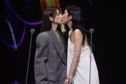 Giải trí - Nụ hôn gây sốc ở lễ trao giải Kim Chung