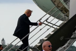 Nghi có “ổ bắn tỉa”, ông Trump phải lên chuyên cơ Không lực Một bằng cửa sau