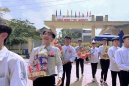 Bạn trẻ - Cuộc sống - Dàn nam sinh ‘bê tráp’ tặng quà ngày 20/10 cho cô giáo và các bạn nữ gây 'sốt'