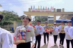 Dàn nam sinh ‘bê tráp’ tặng quà ngày 20/10 cho cô giáo và các bạn nữ...