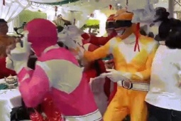 Đám cưới ở Ninh Bình có 7 'siêu nhân’ đến tặng quà, cả làng bật cười...