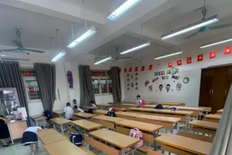 Phát hiện thịt ôi, trứng bốc mùi: Phụ huynh đồng loạt cho con nghỉ học