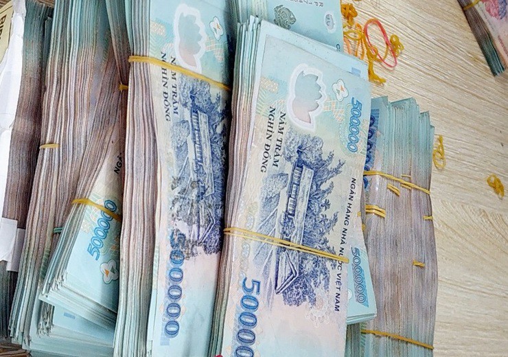Lượng tiền nhàn rỗi người dân mang gửi tiết kiệm ngân hàng lấy lãi vẫn tăng mạnh dù lãi suất huy động duy trì thấp