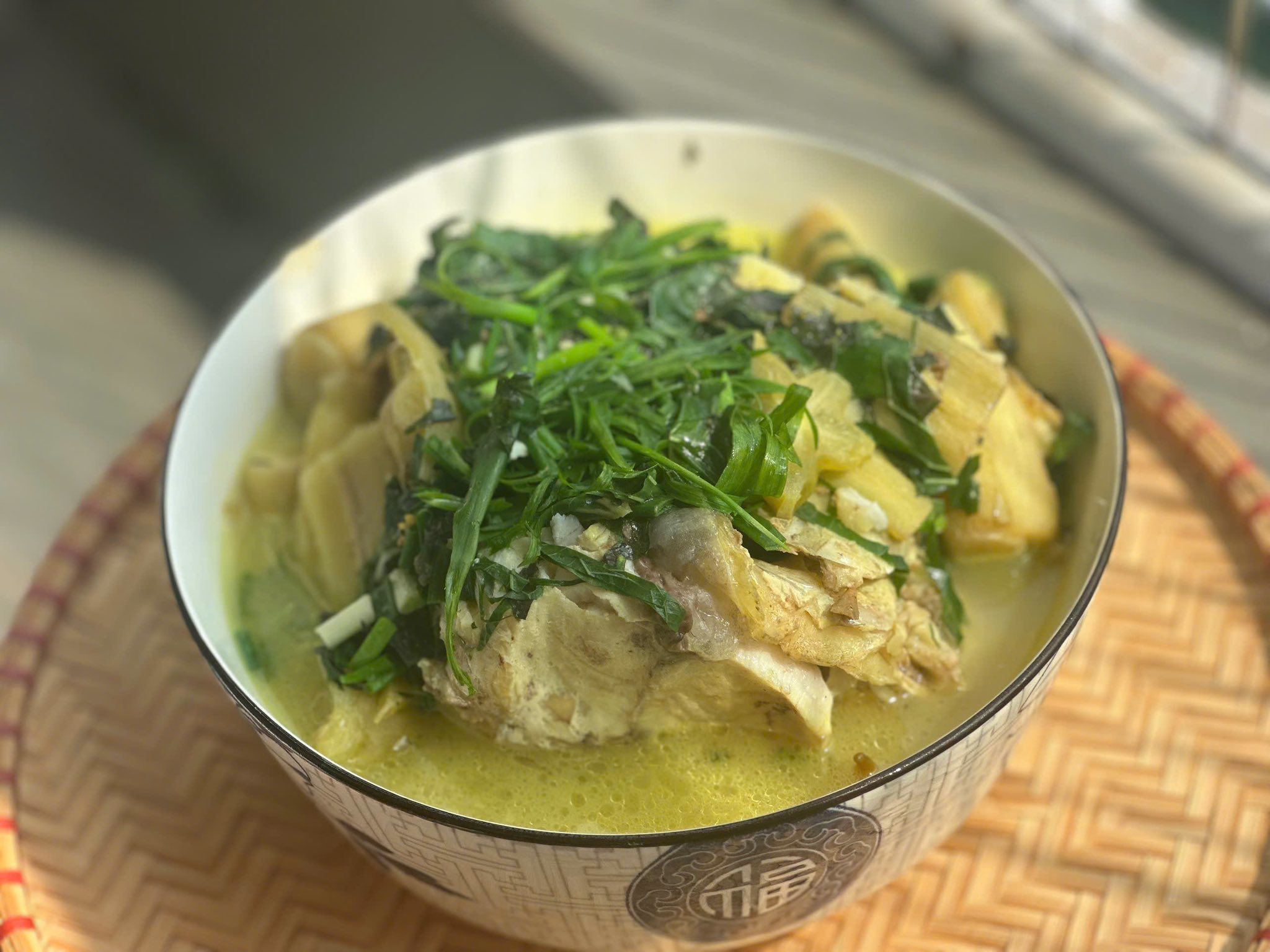 Mùi lá lốt, tía tô, hành lá, nghệ tươi quyện với vị ngọt thanh của cá, chua dịu của mẻ hoặc khế, chuối xanh ninh mềm bùi ngậy vô cùng hấp dẫn.
