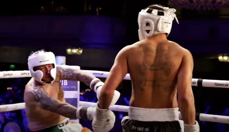 Trận đấu quyền Anh từ thiện giữa Paddy Kenny (bên trái) và Curtis Davies (bên phải)