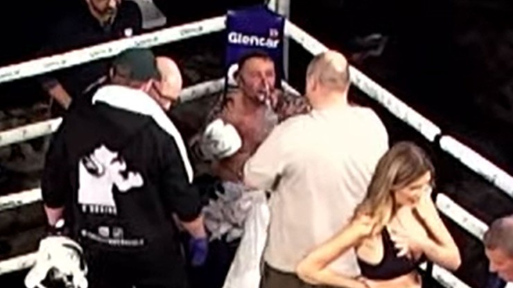 Paddy Kenny phải nhờ sự trợ giúp từ nhân viên y tế